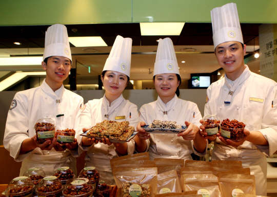 4일 현대백화점 압구정본점에서 대학생들이 직접 만든 오곡바, 견과류바, 견과류컵 등을 선보이고 있다. 현대백화점은 정월대보름을 앞두고 'THE 부럽 DAY' 행사를 진행, 우송대학교 '글로벌 한식조리학과' 학생들이 만든 제품을 판매한다. 현대백화점 제공